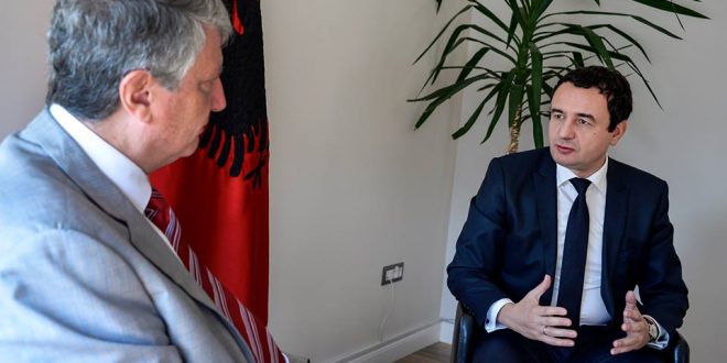Kryetari i Lëvizjes Vetëvendosje, Albin Kurti ka pritur sot në një takim Ambasadorin e Francës, Didier Chabert