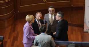 Gjatë seancës së Kuvendit të Kosovës kanë drejtuar kritika kundër njëri-tjetrit, deputetët: Mimoza Kusari-Lila dhe Besnik Tahiri