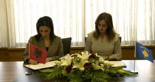 Ministret e Arsimit: Arbërie Nagavci dhe Evis Kushi, nënshkruan marrëveshjen për përdorimin e një Abetareja të përbashkët