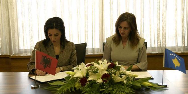 Ministret e Arsimit: Arbërie Nagavci dhe Evis Kushi, nënshkruan marrëveshjen për përdorimin e një Abetareja të përbashkët
