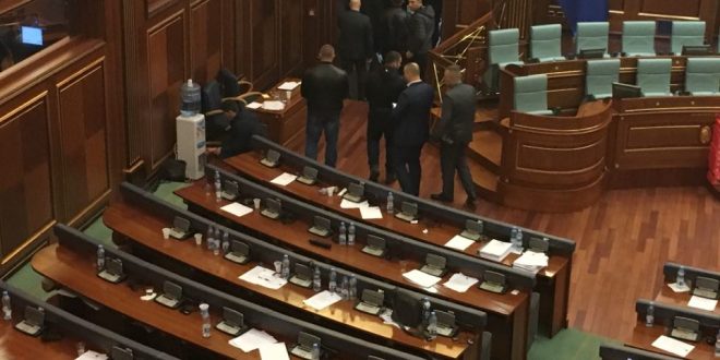 Pjesëtarët e Sigurimit kanë larguar nga Salla e Kuvendit deputetët e Lëvizjes Vetëvendosje
