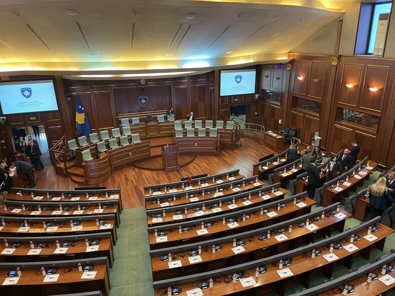 PDK  LDK dhe AAK bojkotojnë seancën e orës 11 00