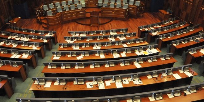 Deputetët e Partisë Demokratike të Kosovës e lëshojnë sallën e Kuvendit, nuk marrin pjesë në votime