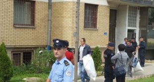 Banorët e larguar nga banesat në lagjen Dardania