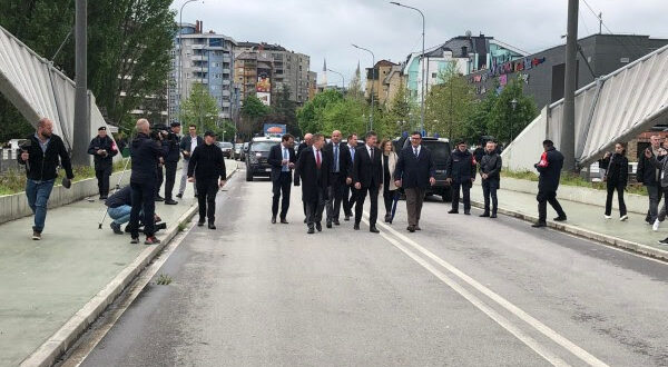 Emisari Lajçak ka kaluar këmbë mbi Urën e Ibrit, derisa për rihapjen e kufirit tha se duhet të jetë pjesë e dialogut