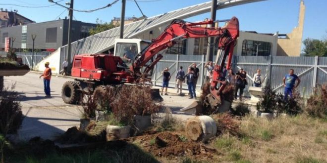 Barrikadat janë hequr vetëm në pjesën jugore të Urës së Ibrit, në Mitrovicë, por jo edhe në pjesën veriore