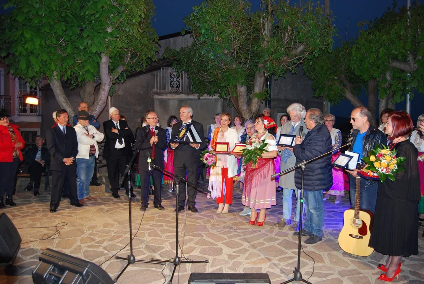 Albert Z.Zholi Këngëtaret me famë, Alida Hisku dhe Mefaret Laze, të