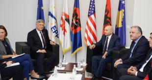 Kryetari i LDK-së, Isa Mustafa, ka pritur në takim ambasadorin e SHBA-ve në Kosovë, Philip Kosnett.