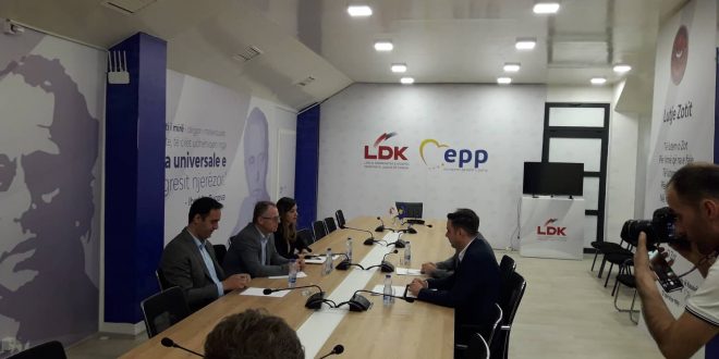 Grupet punuese të LDK-së e të Vetëvendosjes u pajtuan me parimet e marrëveshjes për bashkëqeverisje