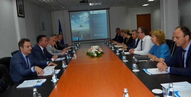Ministri i Infrastrukturës Pal Lekaj me bashkëpunëtorë, sot e ka vizituar Autoritetin e Aviacionit Civil të Kosovës