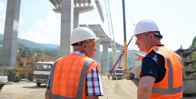 Ministri i Infrastrukturës, Pal Lekaj i ka inspektuar sot punimet në urën me të gjatë në Autostradën “Arbën Xhaferi”