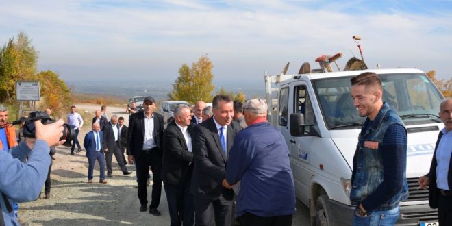 Ministri i Infrastrukturës, Pal Lekaj vizitoi sot komunën e Junikut ku u prit nga kryetari i kësaj komune Agron Kuçi