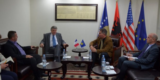 Ministri i Infrastrukturës, Pal Lekaj priti në një takim njohës, ambasadorin e Francës në Kosovë, Didier Chabert. Ministri Lekaj, fillimisht e falenderoi