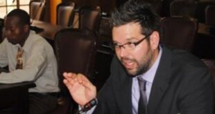 Leon Hartwell: Derisa të zgjidhet çështja e shtetësisë së Kosovës, mund të priten shpërthime të tilla në Veri