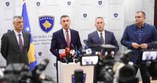 Pas presionit ndërkombëtar për heqjen e taksës partnerët e koalicionit janë zmbrapsur dhe po e kritikojnë njëri-tjetrin