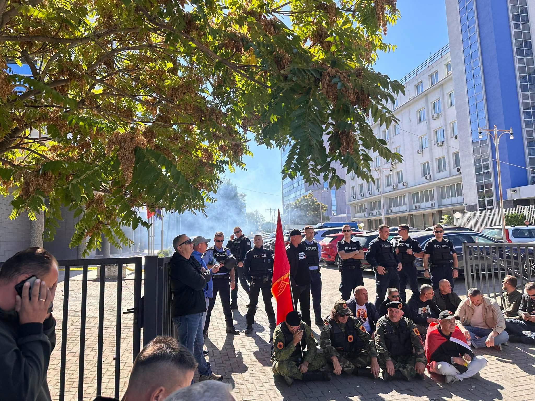 Protestuesit bllokojnë hyrjet dhe daljet e Qeverisë dhe Kuvendit  Votojeni ligjin
