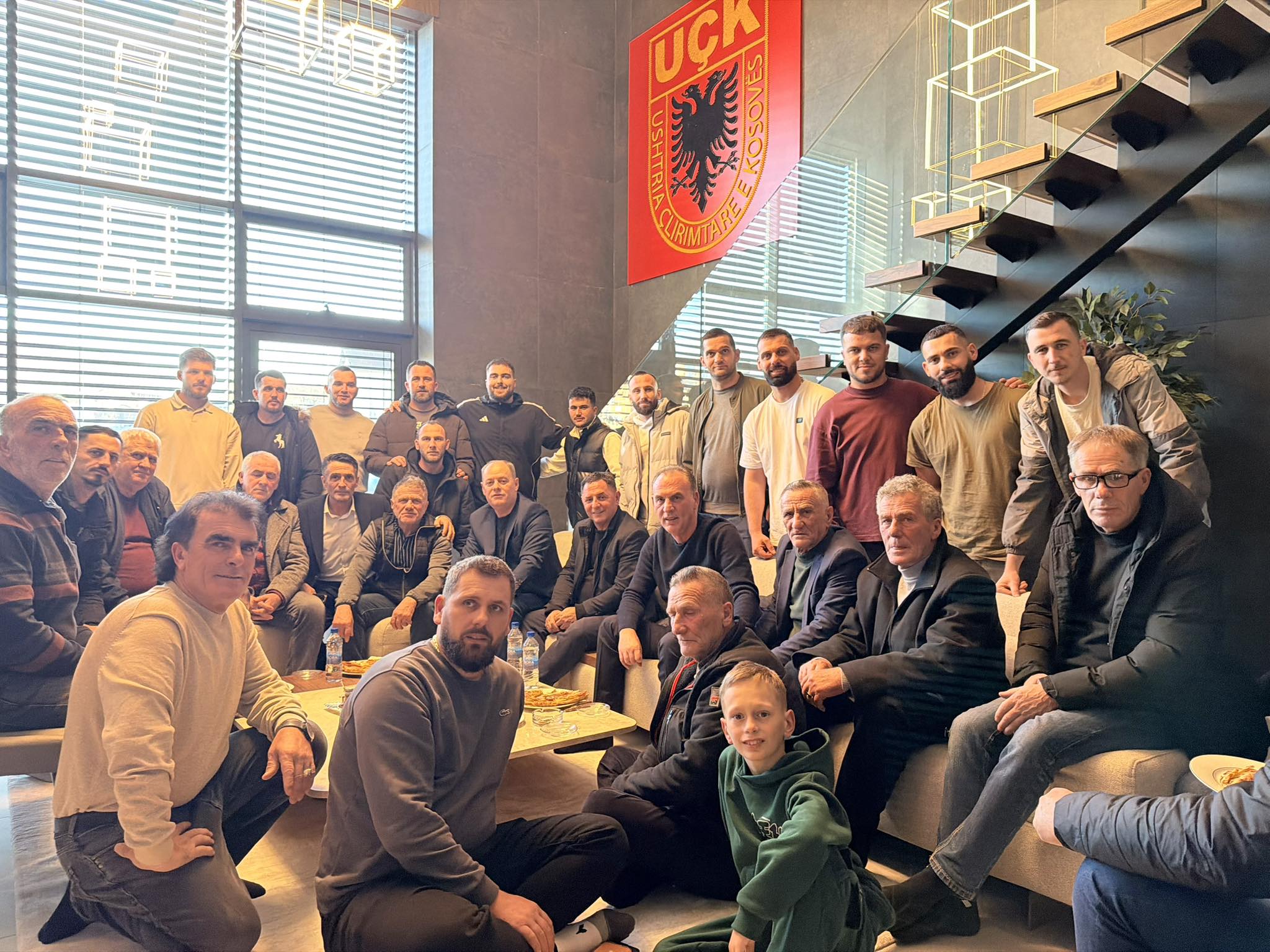 Fatmir Limaj falënderon familjen Mazreku për mikpritjen e ngrohtë dhe mbështetjen e dhënë