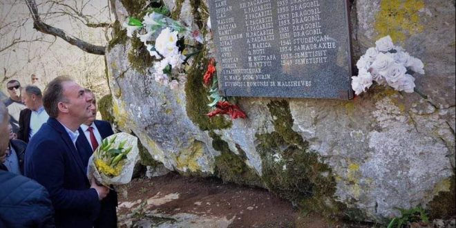 Limaj: Sot kujtojmë me dhimbje dhjetëra martirë të cilët u vranë mizorisht 21 vite me parë në fshatin Burim të Malishevës