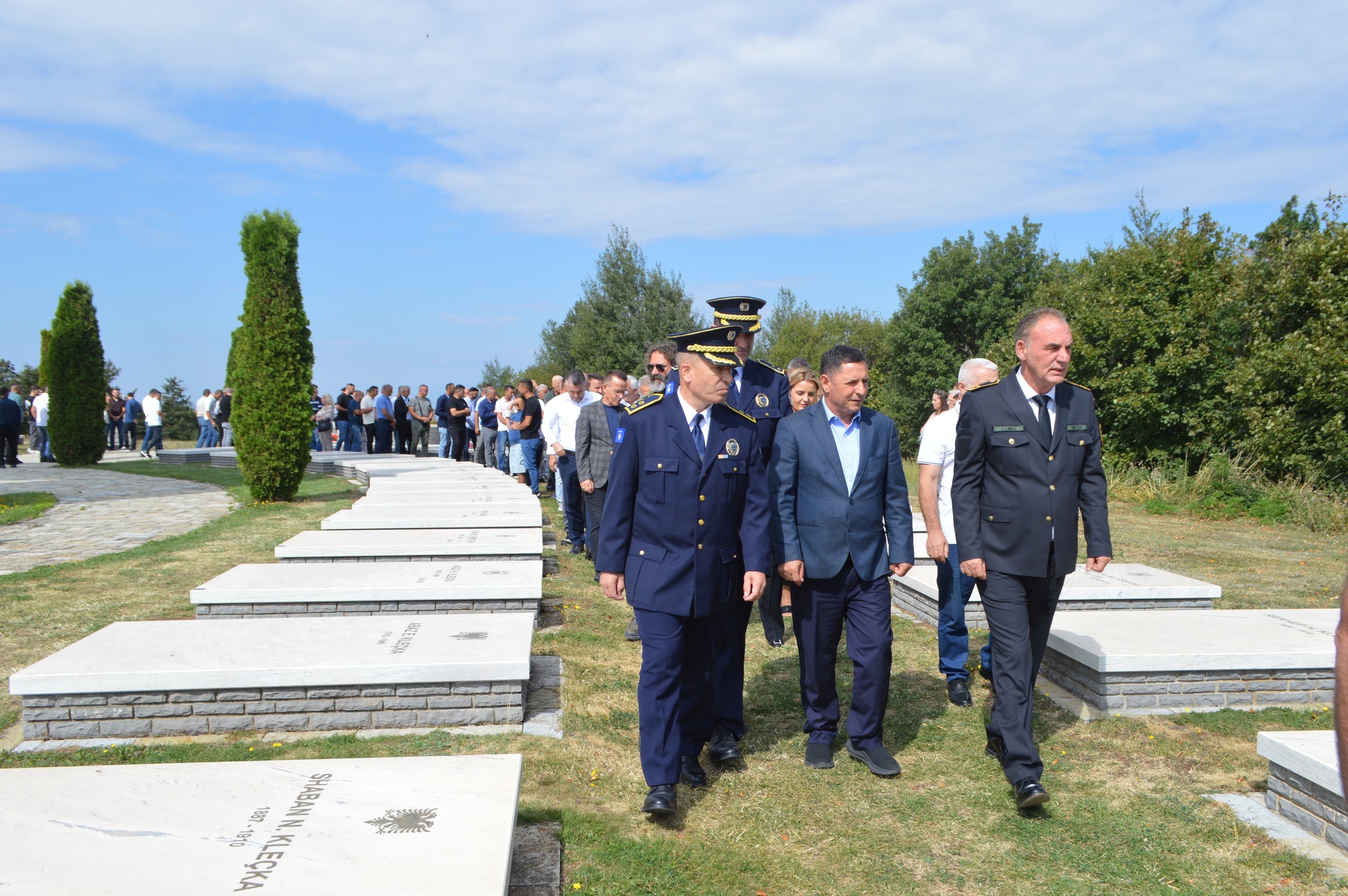 Limaj dhe Kastrati  bëjnë homazhe në 27 vjetorin e rënies heroike të Ismet Jasharit   Komandant Kumanovës