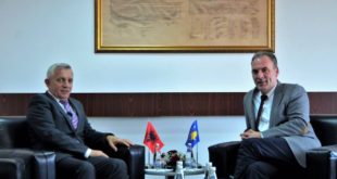 Zëvendës-kryeministri Fatmir Limaj, priti ambasadorin e Republikës së Shqipërisë në Kosovë, Qemal Minxhozi