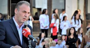 Kryetari i Nismës Socialdemokrate, Fatmir Limaj, uron 7 Marsin- Ditën e Mësuesit