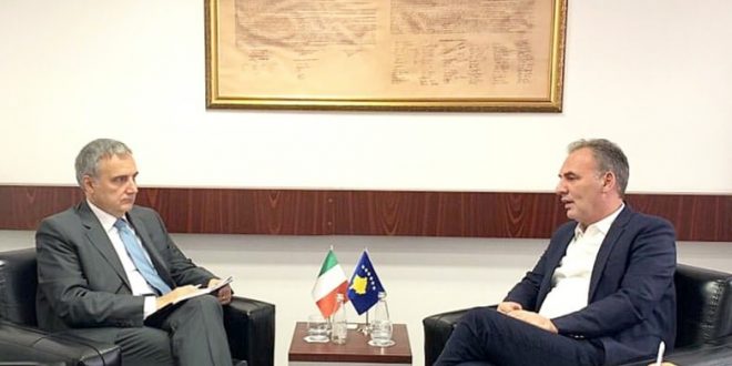 Zëvendëskryeministri në detyrë, Fatmir Limaj, takon ambasadorin e Italisë në Kosovë, Piero Cristoforo Sardi