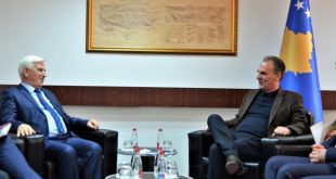 Zëvendëskryeministri i Kosovës, Fatmir Limaj kërkon nga qendrat tregtare t’i hapin dyert për prodhimet vendore