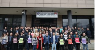 Përfaqësuesit e “Liria ka Emër” priten nga kryetari i Skenderajt, Sami Lushtaku - marrin mbështetje për Marshin “Drejtësi, jo politikë” më 17 shkurt