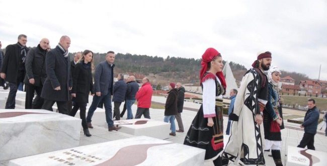 Kryetari i komunës së Drenasit, Ramiz Lladrovci përkujton rrethimin e parë të familjes Jashari