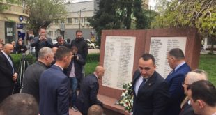 Haradinaj ka bërë sot homazhe në 20 vjetorin e rënies së vëllaut Shkëlzen Haradinaj tek shtatorja e tij në Pejë