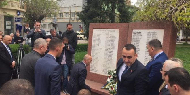 Haradinaj ka bërë sot homazhe në 20 vjetorin e rënies së vëllaut Shkëlzen Haradinaj tek shtatorja e tij në Pejë
