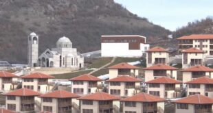 Në Zveçan, në veri të Kosovës, Serbia e Kisha Serbe po përfundojnë ndërtimin e 300 njësive të banimit, pa leje të MMPH-së