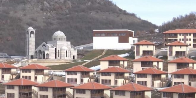 Në Zveçan, në veri të Kosovës, Serbia e Kisha Serbe po përfundojnë ndërtimin e 300 njësive të banimit, pa leje të MMPH-së