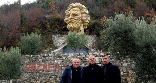 Lulzim Adem Jashari, ka vizituar memorialin e babait të tij, i ndërtuar në një kompleks, në Labinot të Elbasanit