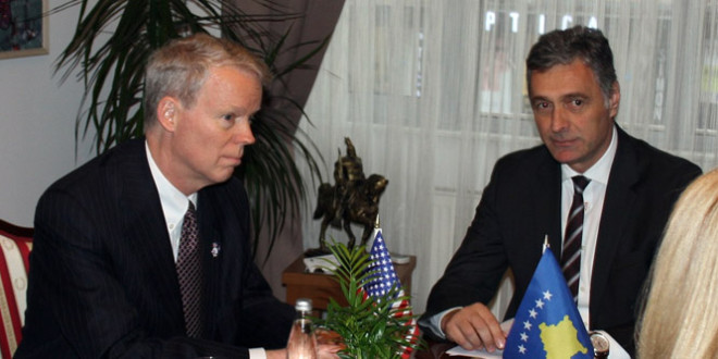 Kryeprokurori Aleksander Lumezi, priti në takim ambasadorin amerikan në Kosovë, Greg Delawie