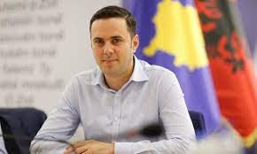 Lumir Abdixhiku: Qeveria Kurti i ka braktisur njerëzit e vet në Kosovë duke bërë fushatë e protesta në Shqipëri