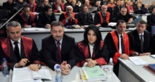 Avokatët e kreut të luftës së UÇK-së, në Drenicë, në pritje të aktgjykimit të Gjykatës së Apelit