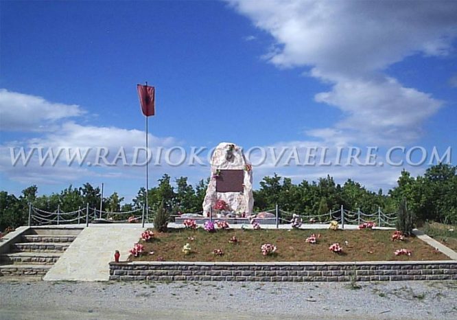 Më 25 gusht të vitit 1998, në Bajrak të Kumanovës, në fshatin Luzhnicë, në jug të Drenicës, në Kosovë, kanë rënë duke luftuar kundër forcave fashiste serbe: Ismet Jashari-Kumanova, Gani Kastrati, Nuhi Mazreku, Afrim Buçaj dhe Habib Zogaj, dëshmorë të Ushtrisë Çlirimtare të Kosovës.