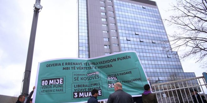 Aktivistë të Vetëvendosjes vendosin një baner në rrethojën e qeverisë, për 1 prill