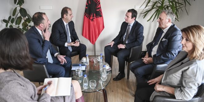 Kryetari i Vetëvendosjes Albin Kurti pret në takim kryetarin e Këshillit Kombëtar të Shqiptarëve në Mal të Zi, Faik Nika