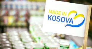 Edhe pse gjatë këtij viti pati një rritje të eksporteve në Kosovë, prodhuesit vendorë po ankohen se nuk po arrijnë të realizojnë porositë në shtetet evropiane, sidomos në Gjermani dhe Zvicër, për shkak që Serbia ka vendosur barriera ndaj prodhuesve kosovarë për kalimin transit të mallrave në këto vende evropiane. Për këto barriera të vendosura nga autoritetet serbe, veçmas pas kërkesës së Kosovës për barazi në CEFTA, ku kosova prezantohet me fusnotë, ende nuk dihet nëse do të merret ndonjë veprim reciprok, apo ndonjë reciprocitet, fjalë të cilën e ka eleminuar nga fjalori politik Albin Kurti me të vetët. Ministrja e Industrisë, Ndërmarrësisë dhe Tregtisë, Rozeta Hajdari ka paralajmëruar ankimimet e saja për në Bruksel. Ish-ministri i Tregtisë dhe Industrisë, Ismet Mulaj ka kërkuar veprime të shpejta nga Qeveria e Kosovës për t’i zgjidhur barrierat e vendosura nga Serbia. Mulaj po ashtu kërkon prej qeverisë aktuale që të bëjë më shumë presion ndaj shtetit fqinjë, në këtë rast Serbisë për zbatimin e marrëveshjes së CEFTA-së.