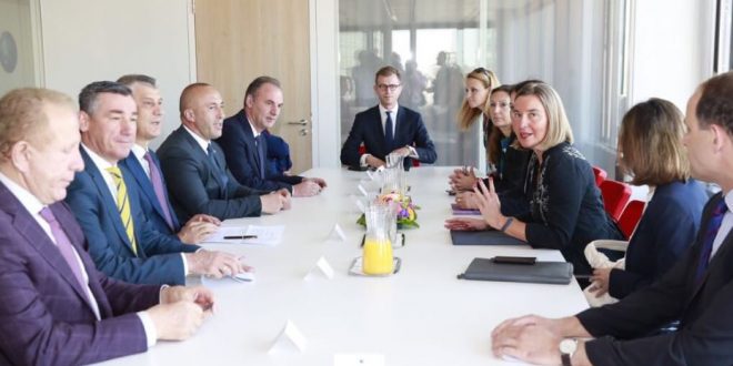 Kryeministri i Kosovës, Ramush Haradinaj, bashkë me delegacionin e Kosovës, të përbërë nga kryetari Thaçi, kryeparlamentari Veseli, dhe