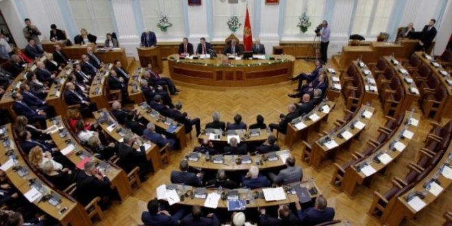 13 deputetë të opozitës pro serbe në Mal të Zi, arrestohen arrestohen pas incidentëve të shkaktuar në Kuvend