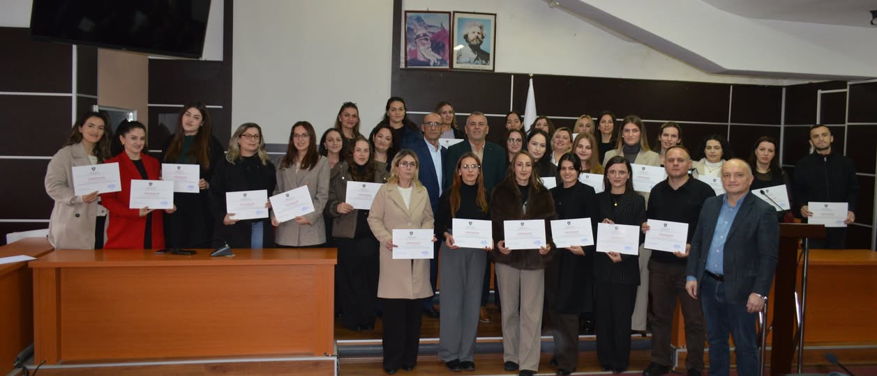 Certifikohen 43 mësimdhënës në zbatimin praktik të kurrikulës së re të Kosovës për mësimdhënie