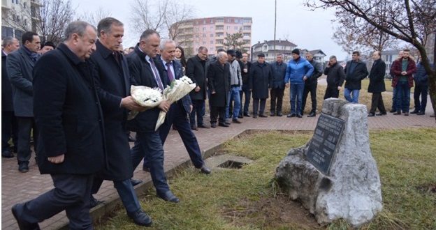 Në 29-vjetorin Masakrës së Malishevës, sot janë bërë homazhe në vendin e rënies së Ali Kryeziut dhe Hysni Mazrekut