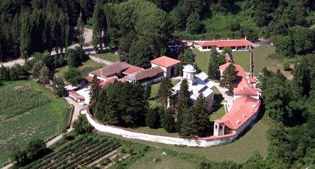 Historianët e Deçanit: Prijësit e Manastirit të Deçanit bekonin paramilitarët serbë