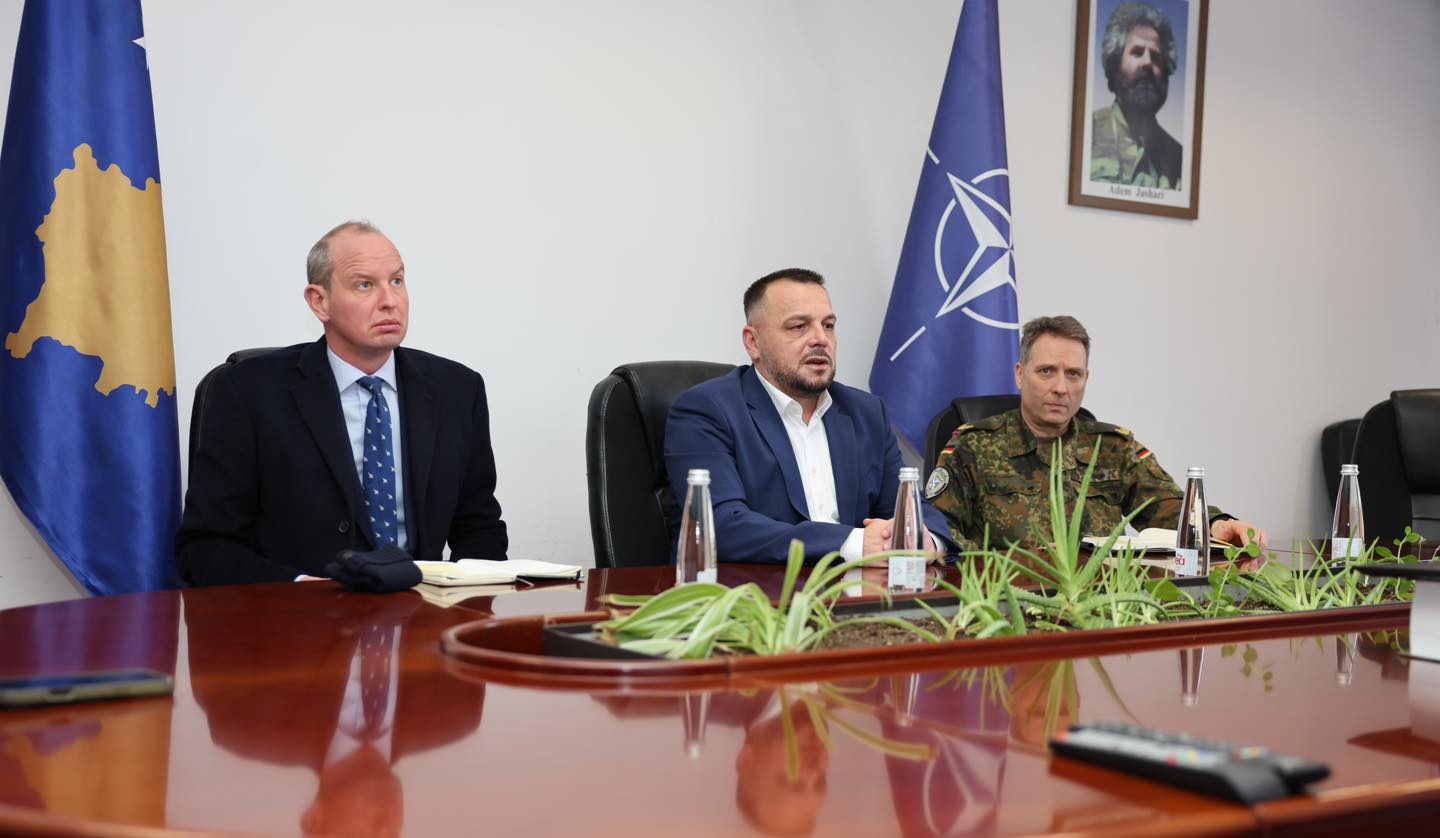 Maqedonci bisedon me zyrtaren e NATO s  Koordinim i ngushtë me KFOR in dhe hapa të rinj drejt NATO s