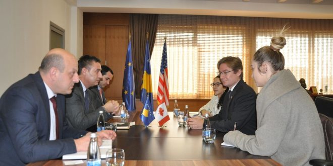 Ministri i Arsimit, Shyqiri Bytyqi, ka pritur në takim ambasadorin kanadez në Kroaci e Kosovë, Daniel Maksymiuk