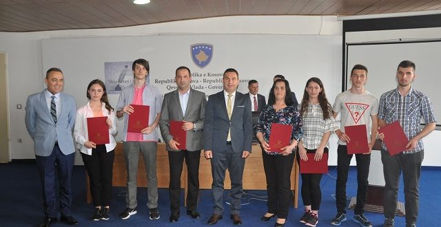 Ministri i Arsimit, Shyqyri Bytyqi ndau çmimet “Shkencëtar i ri i vitit 2018” për nxënësit e klasave X, XI, XII