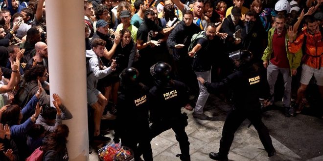 Aeroporti i Barcelonës në kaos, anulohen 45 fluturime për shkak të protestave të përshkallëzuara